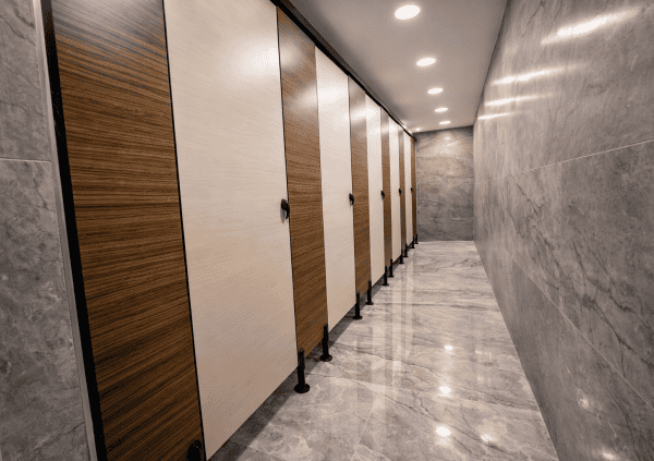 תא שירותים בשילוב של עץ כהה,ועץ בהיר-פרזול שחור