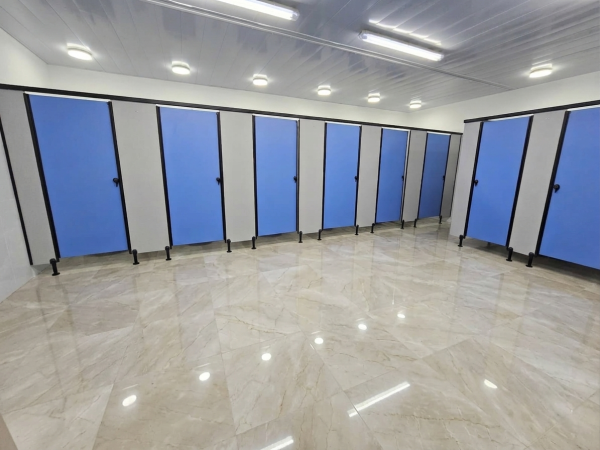 תא שירותים-תכלת משולב אפור בהיר,פרזול שחור