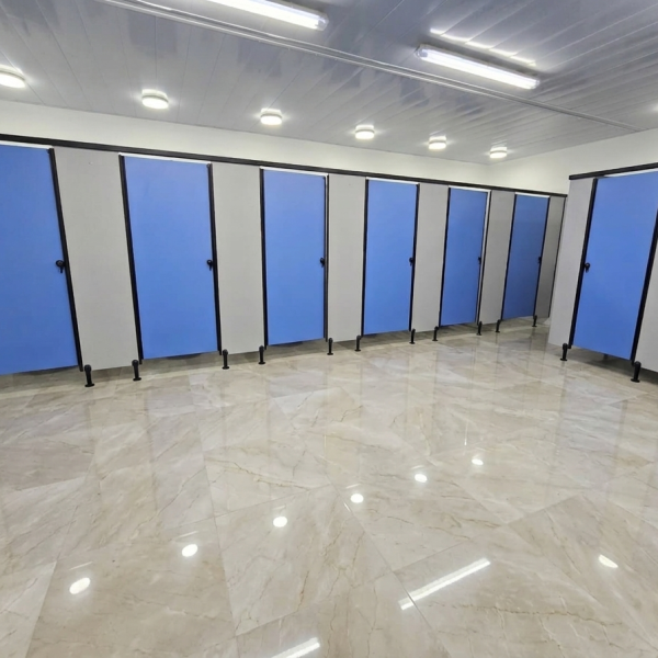 תא שירותים-תכלת משולב אפור בהיר,פרזול שחור